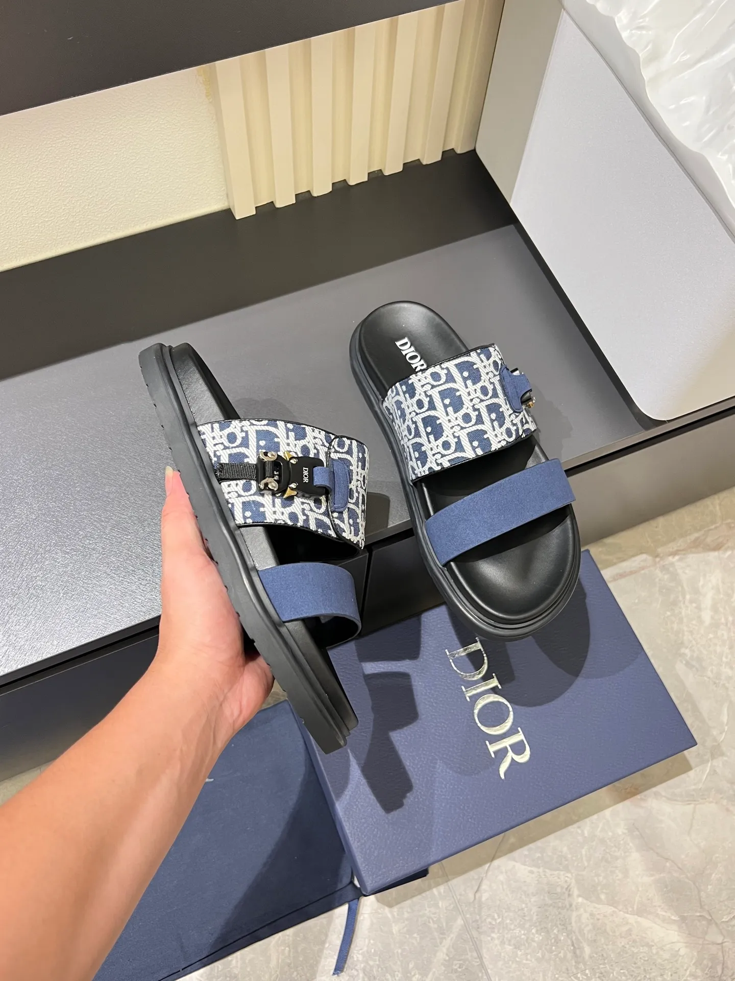 Men's Men's Shoes 💰p320 Dio* Men's Sandals Slippers. Showcasing Dior haute couture design. The Dior gray suede strap is accented with an aluminum Dior buckle for added style. Paired with a comfortable tonal notch sole, they pair easily with shorts or jeans for a sophisticated look. Main body: suede cow leather, technical fabric lining: cow leather, with adjustable straps, aluminum Dior buckle, Dior gray EVA insole, tonal notched rubber outsole splicing structure, size: 38-44 (customized at 45.46)
